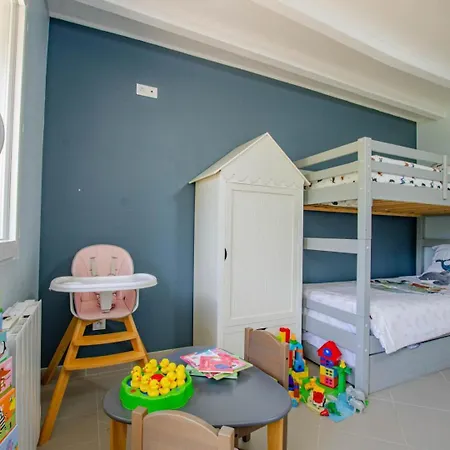 Les Volets Bleus & Les P'tits Cailloux Holiday home Brevonnes