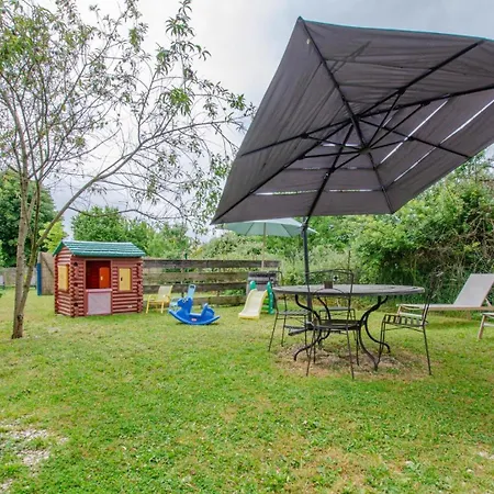 Les Volets Bleus & Les P'tits Cailloux Holiday home